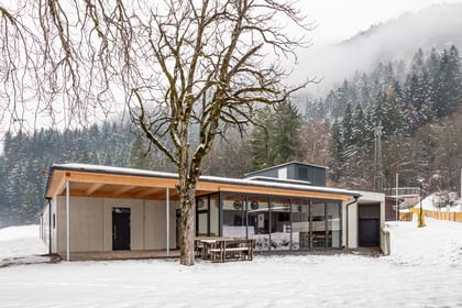 Schießanlage von außen im Schnee