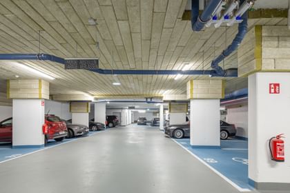 Tiefgarage mit weißen Säulen, blauen Parkflächen Decke in Ziegeloptik 