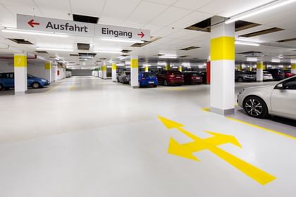 Ein- und Ausfahrtbeschilderung der Parkgarage