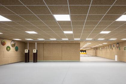 Ausblick auf den gesamten Schießraum mit Akustikpaneelen aus Hanf