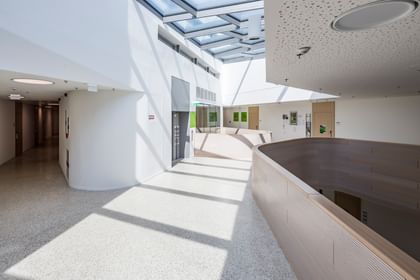 Innenbereich der Anton Bruckner Privatuniversität mit Glasdach