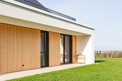 Terrasse mit Flachdach und Tannenholzfassade