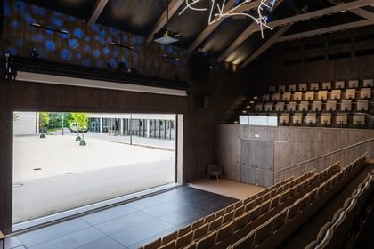 Blick vom Auditorium nach draußen