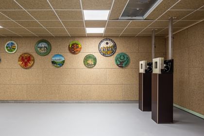 Akustikpaneele aus Hanf an denen runde Bilder hängen