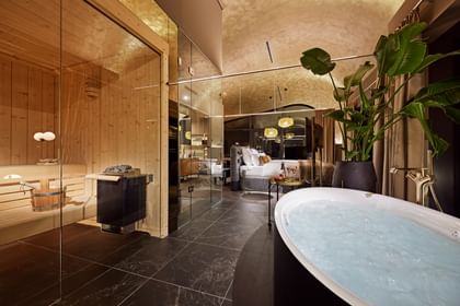 Luxuriöses Badezimmer mit Sauna und Whirlpool