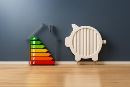 Haus mit Effizienzskala und Heizkörper als Sparschwein – Energie sparen mit System