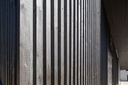 Holzwand vom Nahen
