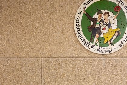 Nahaufnahme der Akustikpaneele aus Hanf mit hängendem runden Schießziel/Bild