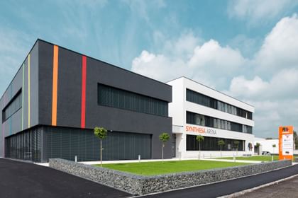 Markanter Bau mit Farbpower: Die Synthesa Arena verbindet Design, Kompetenz und Lebensfreude.