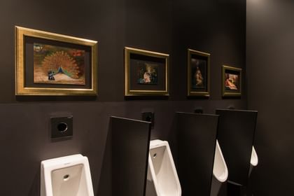 Schwarze Männertoilette mit 4 Urinalen