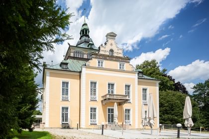 Villa mit davorstehenden geschlossenen Sonnenschirmen