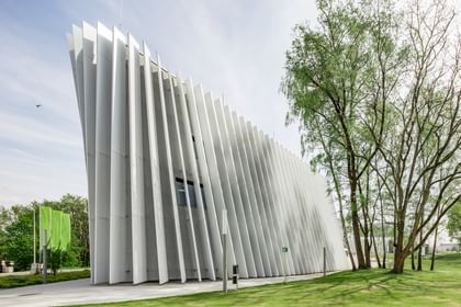 Aussenansicht der Anton Bruckner Privatuniversität mit Bäumen