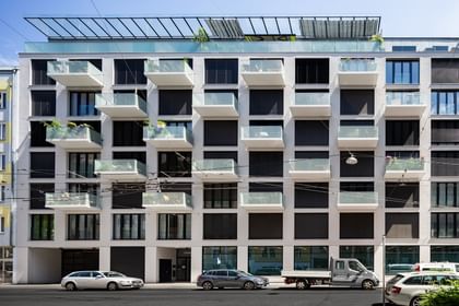 Ein modernes Wohngebäude-Fassade mit mehreren Balkonen. 