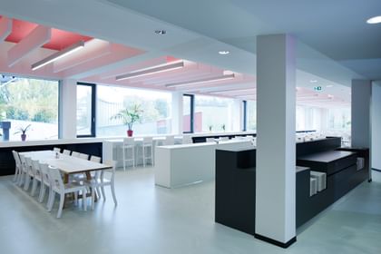Moderne Kantine mit hellem Boden, klarer Struktur und luftiger Atmosphäre zum Wohlfühlen