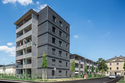 Wohngebäude von außen mit Holzfassade