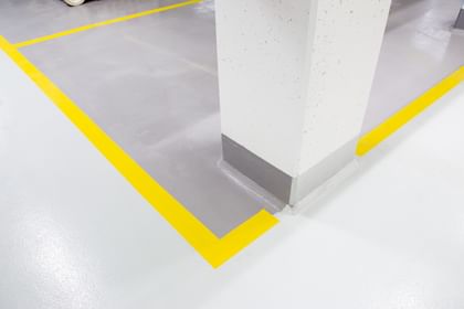 Gelbe Parkplatzmarkierungen am Boden