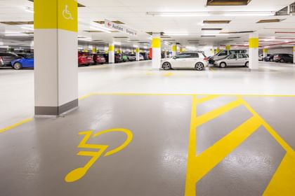 Gelber freistehender Versehrtenparkplatz