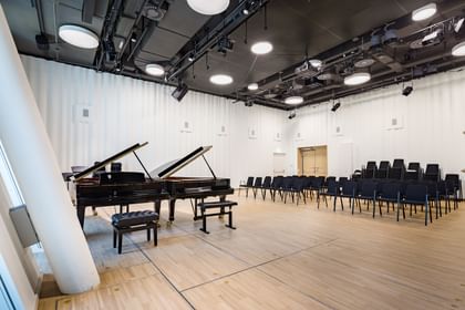 Vortragsraum der Anton Bruckner Privatuniversität mit Piano