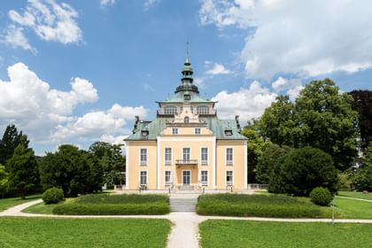 Villa von vorne in grüner Umgebung