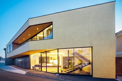 Modernes Gebäude der Bäckerei Reisinger in Gutau mit großzügigen Glasfronten und einer Fassadengestaltung mit CapaGold.
