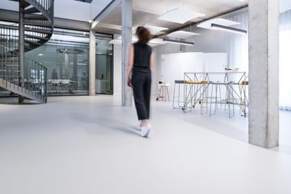 Offener Arbeitsraum mit spiralförmiger Treppe, heller Fläche und inspirierender Energie