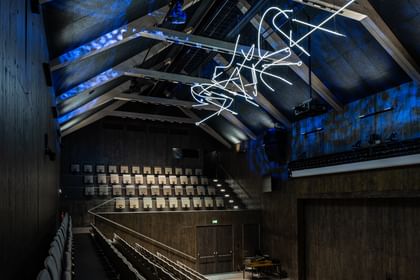 Auditorium mit Spitzdach und Deckenlicht