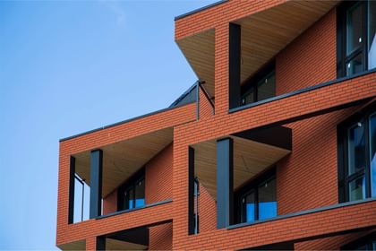 Geometrische Fassaden mit tiefroten Verblendern – mutig, urban und ausdrucksstark