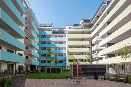 Innenhof von mehrstöckigen Wohnbauten in Wien Brigittenau mit zweifärbiger Fassade
