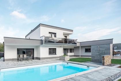 Modernes Haus mit Pool – effizient gebaut, komfortabel bewohnbar