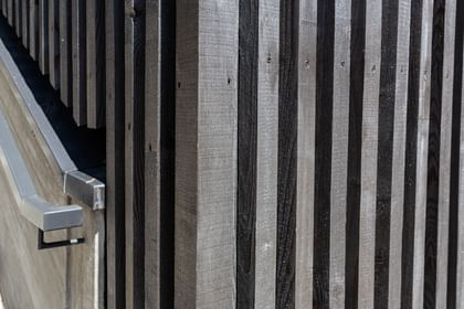 Holzfassade vom Nahen