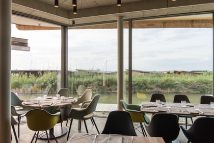 Gedeckte Tische im Restaurant mit Blick auf den Neusiedlersee