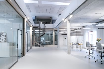 Lichtdurchflutetes Office mit klarer Linienführung und fugenlosem, elegantem Boden