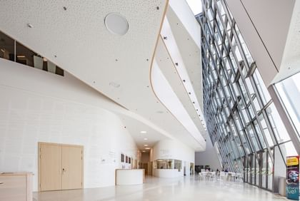 Halle der Anton Bruckner Privatuniversität mit Glasfront