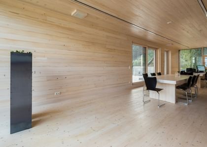 Heller, moderner Innenraum eines Passivhauses mit großen Fenstern, hellen Holzwänden und minimalistischer Einrichtung, aufgenommen bei der NÖ Landesausstellung in Neubruck, Scheibbs.