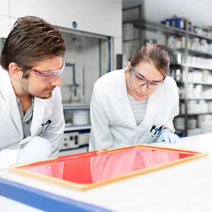 Zwei Forschende im Labor – mit Präzision, Neugier und Leidenschaft für Innovation.