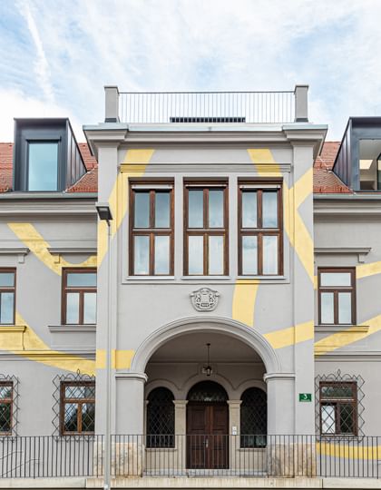 Gold-verzierte Fassade des Eingangsbereiches