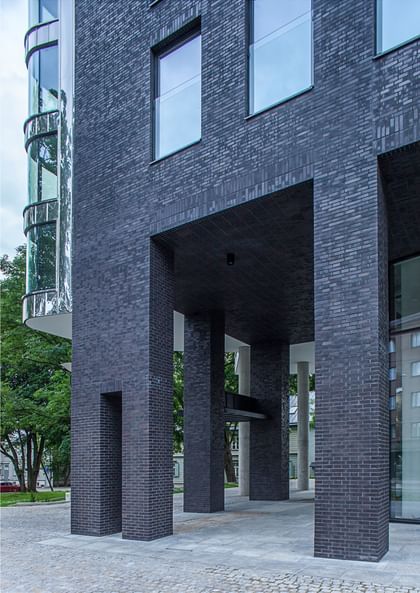 Säulenarchitektur mit dunkler Klinkerhaut – imposant, tiefgründig und stilbewusst