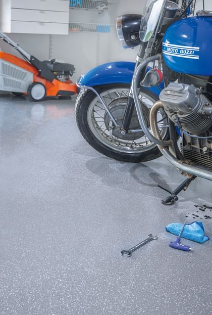 Grauer Glitzerboden in Werkstatt mit Oldtimer-Motorrad – robust, charmant und belastbar