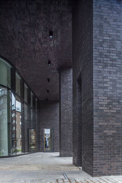 Architektur in Anthrazit mit markanter Textur – kraftvoll, elegant und monumental