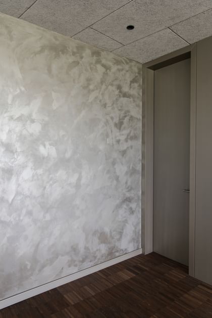 Graue Wand in Kreativtechnik
