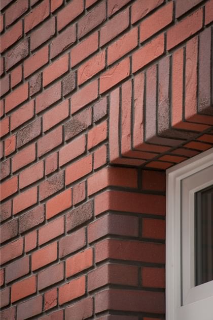 Detailaufnahme roter Verblender an Fensternische – handgemacht, strukturiert und echt