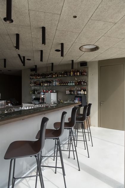 Restaurant-Bar mit 5 Barstühlen