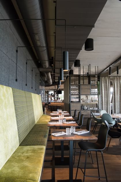 Grüne Sitzbank im Restaurant mit Holztischen 