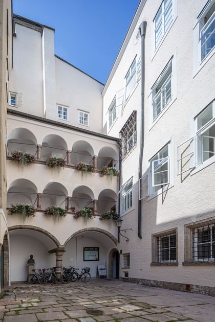 Blick auf den Innenhof mit angeschlossenen Fahrrädern