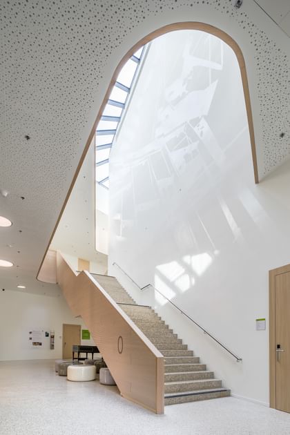 Innenbereich der Anton Bruckner Privatuniversität mit Treppe