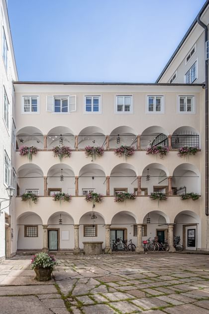 Innenhofblick auf das Gebäude mit den begrünten Balkonen