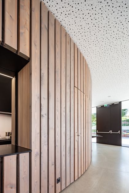 Geschwungene Wand aus Holz in einem Raum