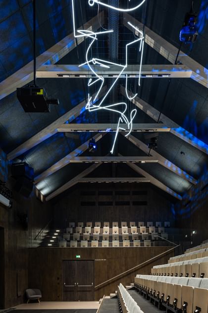 Auditorium mit Spitzdach