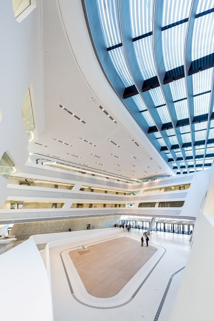 Eingangshalle Wirtschaftsuniversität Wien, hohe Glasdecke