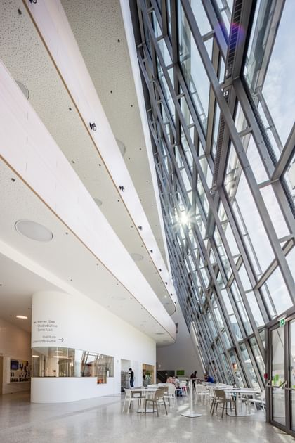 Halle der Anton Bruckner Privatuniversität mit Glasfront